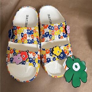 NWT Crocs x Marimekko Unisex Classic Sandal with 4 Exclusive Jibbitz. M7/W9